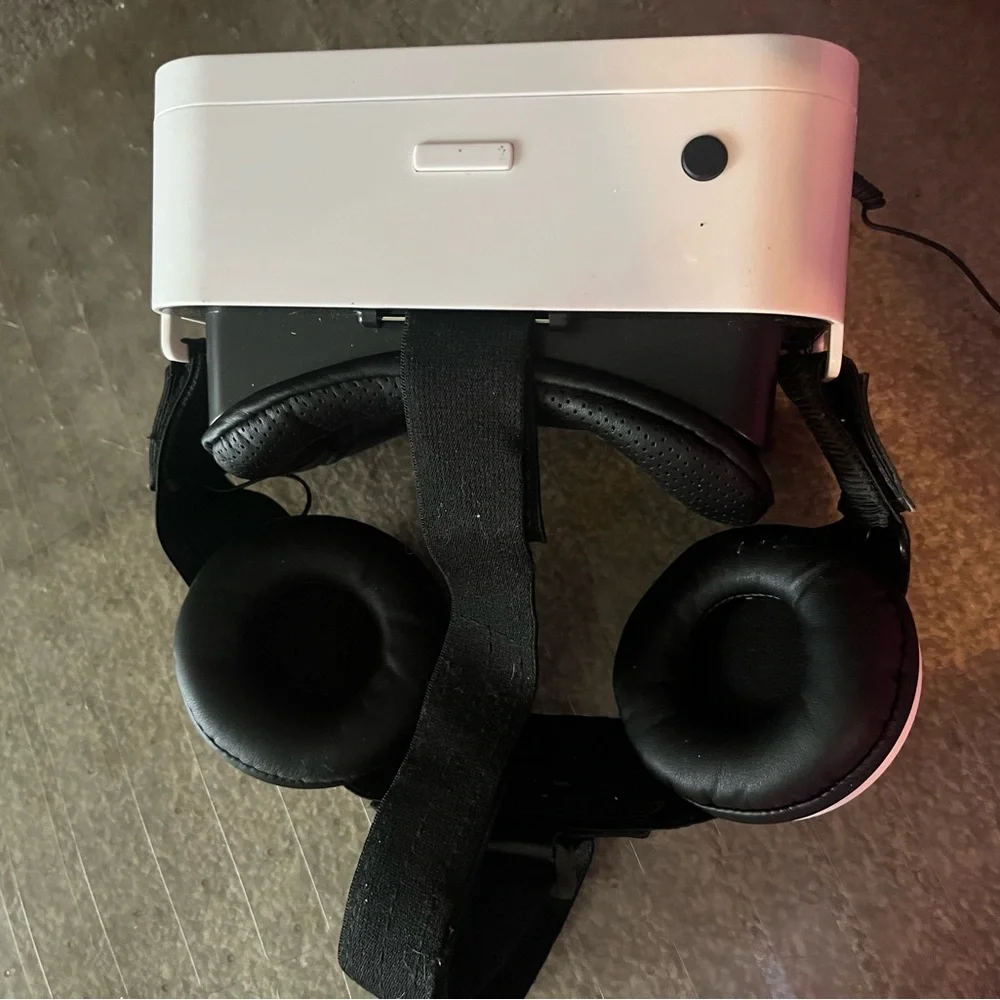Black and white VR (virtual reality) headset